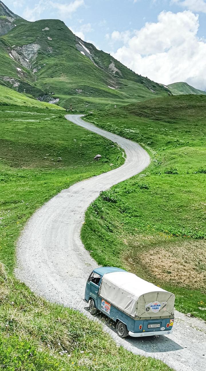Unterwegs in den Westalpen: die Schnyders mit ihrem VW-Oldtimer. Bild zvg