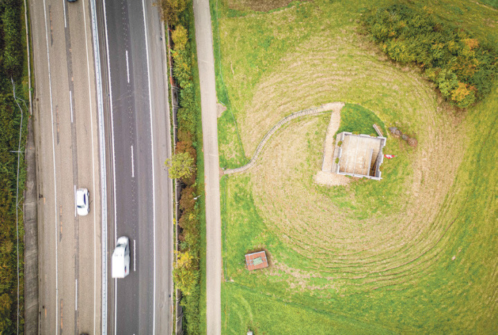 Geht es nach dem Willen des Kantons, wird die hölzerne Burg bis Ende März vom Büchel verschwunden sein. Bild Peter Sennhauser