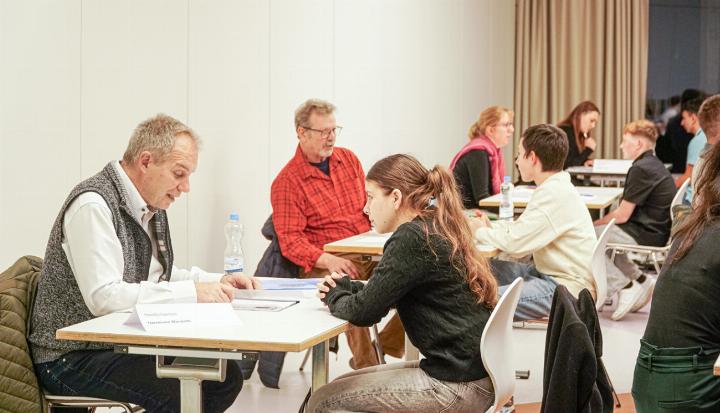 Am Berufsinfoabend erhielten die Achtklässler wertvolles Feedback für das Berufsleben. Bilder Carolina Mazacek