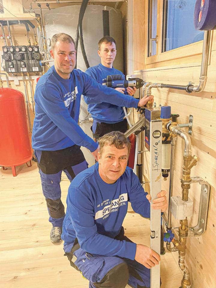 Matthias Sutter (vorne) und sein Team lassen Wohlfühloasen entstehen. Bilder zvg