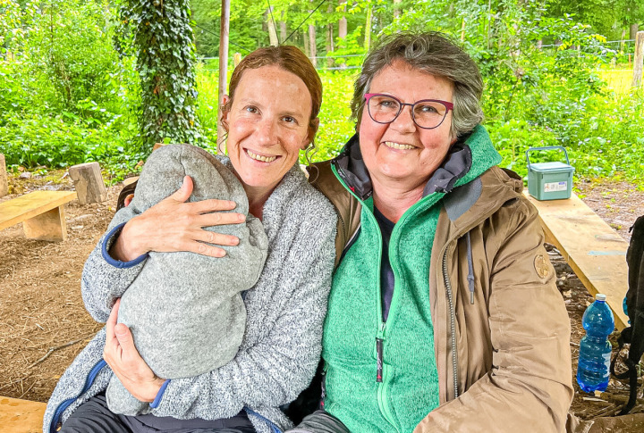 Lucia Z’graggen (rechts) gibt die Leitung der Waldspielgruppe Gelterkinden ab. Stefanie Walthard (links), die bereits seit einigen Jahren ein Teil des Teams ist, übernimmt an ihrer Stelle. Bild Brigitte Keller
