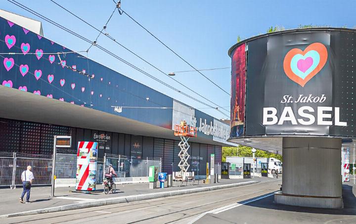 Die St. Jakobshalle soll neue Werbe- und Informationsflächen erhalten. Bild sda