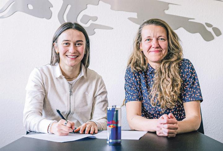 Lara Marti (links) und Viola Odebrecht, Leiterin Frauen- und Mädchenfussball bei RB Leipzig, bei der Vertragsunterzeichnung vor wenigen Tagen. Bild RB Leipzig / Motivio