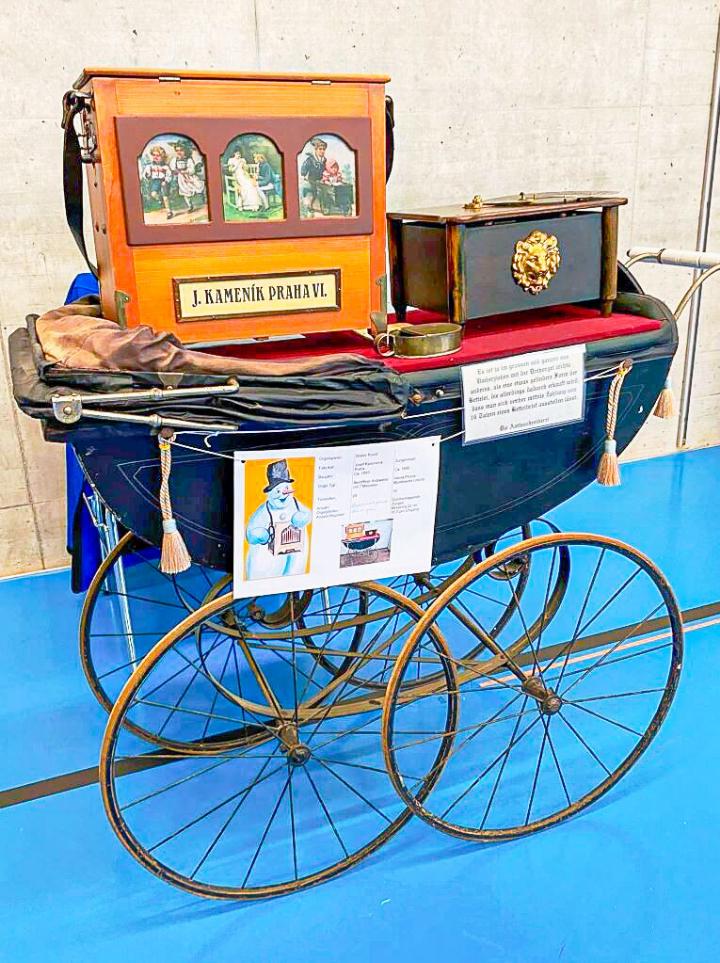 Die in Lausen gezeigten Drehorgeln unterscheiden sich und zeigen die Vielfältigkeit dieses Instruments.