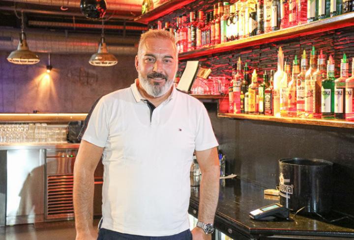 Am liebsten steht Tevfik Yoksul selbst hinter der Bar. Bild Melanie Frei
