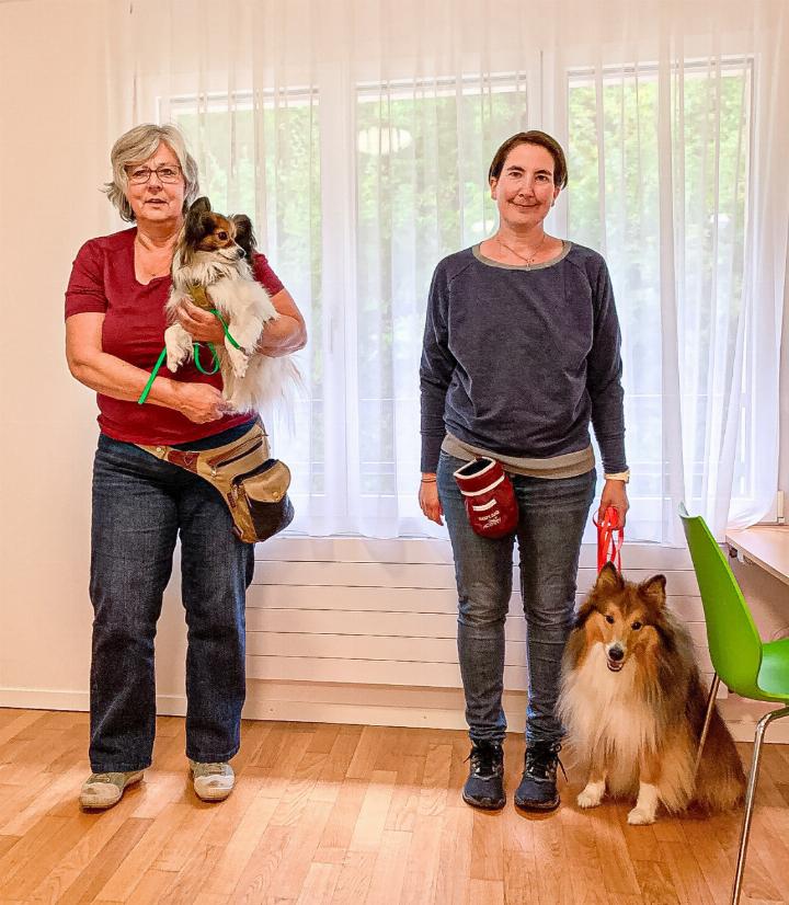 Die beiden Trainerinnen Dagmar Milde (links) und Nicole Fricker-Lüthi mit ihren Bettwanzenspürhunden Findus (links) und Flip. Bilder André Frauchiger