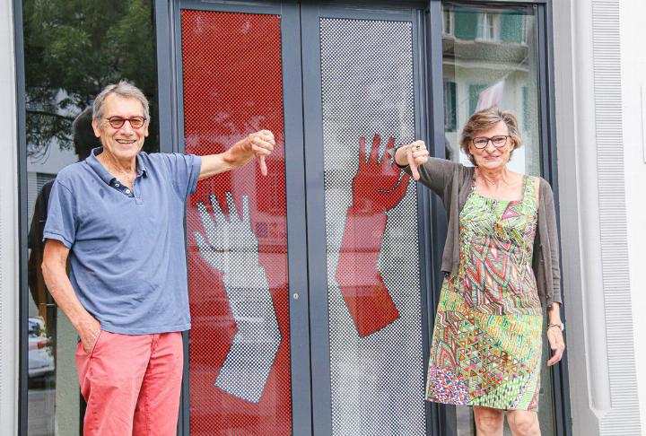 Michael Kunz und Christine Mangold gratulieren dem Nachbarn mit einer zünftigen Portion Spott zum Jubiläum.
Bild Sebastian Wirz