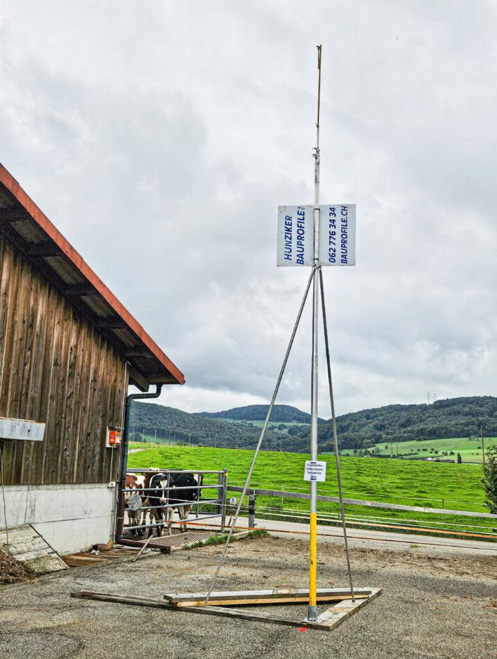 Das Bauprofil steht bereits: Ab Anfang des kommenden Jahres soll hier eine Windturbine getestet werden.
Bild André Frauchiger