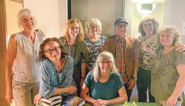 Das Büchercafé-Team Wintersingen freut sich über den gelungenen Leseabend. Bild zvg