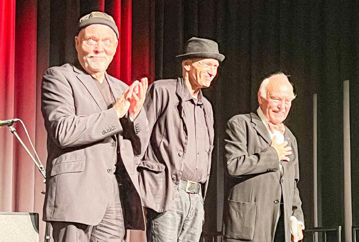 Im Marabu gab es an diesem Abend lauten Applaus für Günther Brackmann, Abi Wallenstein und Charles Brauer (von links). Bild Brigitte Keller