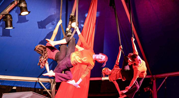 Die Jugendlichen zeigen Akrobatik-Shows in der Luft. Begleitet werden sie dabei von der Robiano-Zirkuskapelle. Bild zvg / Benjamin Hohlmann