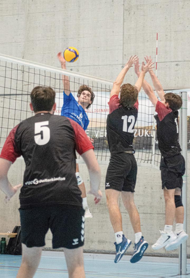 Aaron Irgnier und Siro Stephani (rechts) blocken einen Innerschweizer Angriff.
Bild zvg /Niclas Naegele