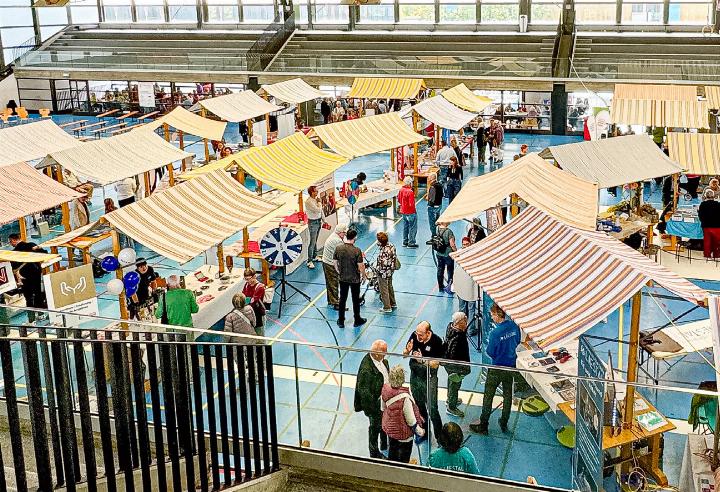 Auf dem Marktplatz in der Frenken-Sporthalle beteiligten sich 35 Ausstellende. Bild Wendy Maltet