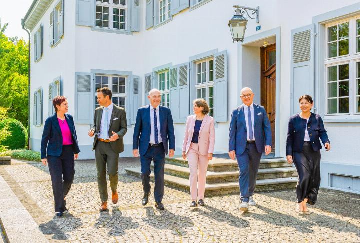 Die Regierungsratsmitglieder Monica Gschwind (FDP), Thomi Jourdan (EVP), Anton Lauber («Mitte»), Kathrin Schweizer (SP), Isaac Reber (Grüne) sowie Landschreiberin Elisabeth Heer Dietrich (von links).
Bild zvg / Marcel Sokoll und Caroline Krajcir