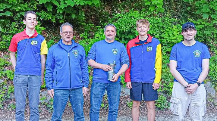Die Sieger (von links): Micha Gysin (U17), Gottfried Thommen (Veteranen), ein Vertreter der SG Hemmiken als  Sektionssieger, Nick Neuenschwander (U21)  und Yves Weber (Elite).
Bild zvg