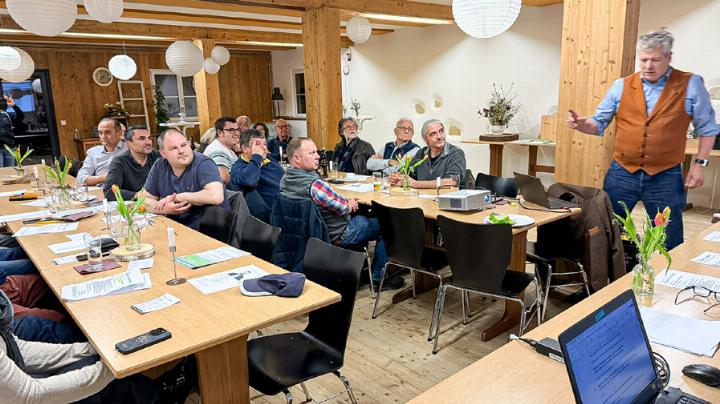 Nationalrat Thomas de Courten (rechts) informiert über den EU-Vertrag. Bild zvg