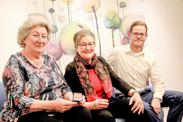 Die Gewinnerinnen Denise Thommen (links) und Regina Zweifel gemeinsam mit Pascal Haefeli von der Raiffeisenbank Liestal-Oberbaselbiet. Bild zvg