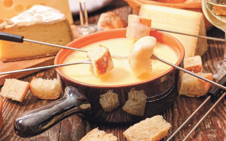 Im Fachgeschäft in Gelterkinden gibt es verschiedene Fondue- und Raclette-Variationen zum Entdecken. Bild zvg