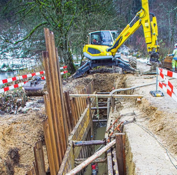 Ein Betonriegel verhindert künftig das Durchsickern von Wasser durch den Damm. Bilder Otto Graf