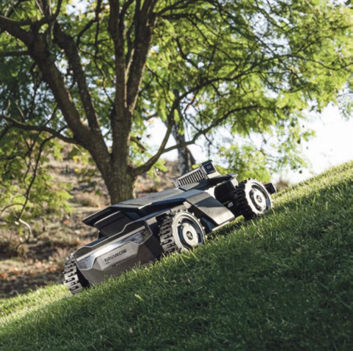 Der Navimow kann auch Gelände mit Steigung problemlos bewältigen.Bild zvg