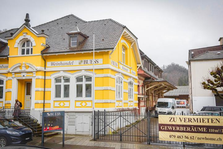 Das gelbe Gebäude steht unter Denkmalschutz, nicht so das angebaute Lager und das daneben liegende Haus mit Büros, das auch zum Paket gehört. Bild sep.