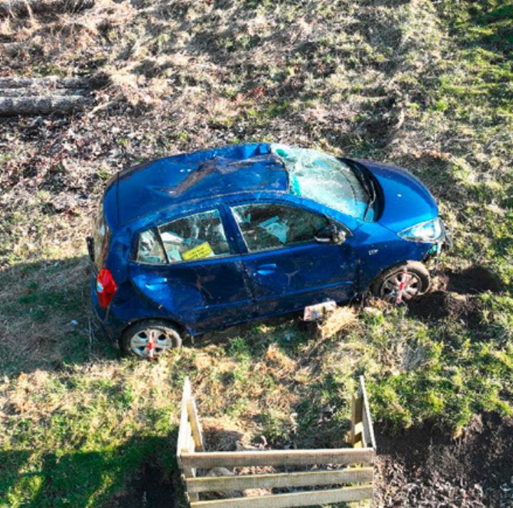 Das beschädigte Auto – wieso es zum Unfall kam, ist unklar. Bild zvg