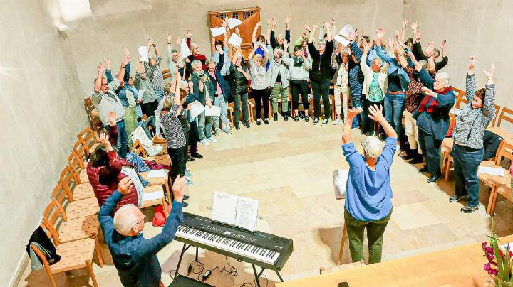 Das offene Singen stiess auf grosses Interesse.
Bild zvg