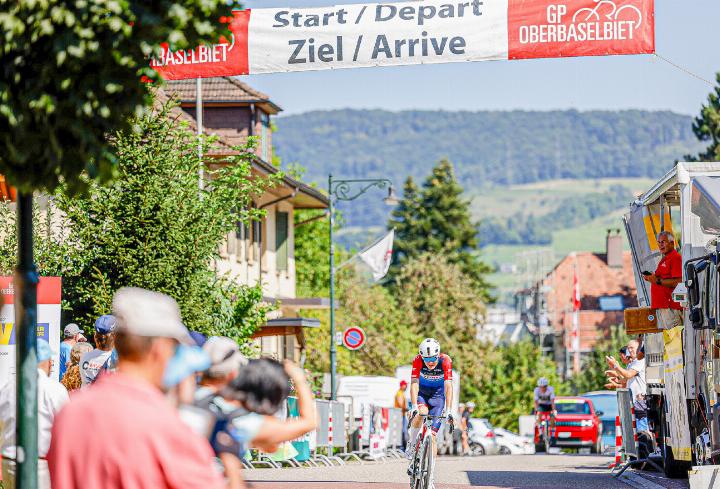 Am 10. August fuhren die Radfahrer zum letzten Mal durchs Ziel des GP Oberbaselbiet. Bild Archiv vs