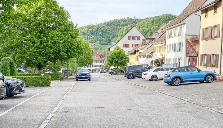 Itingens Bevölkerung erhofft sich weniger Lärm und mehr Sicherheit – auch auf der Dorfstrasse. Bild Willi Wenger