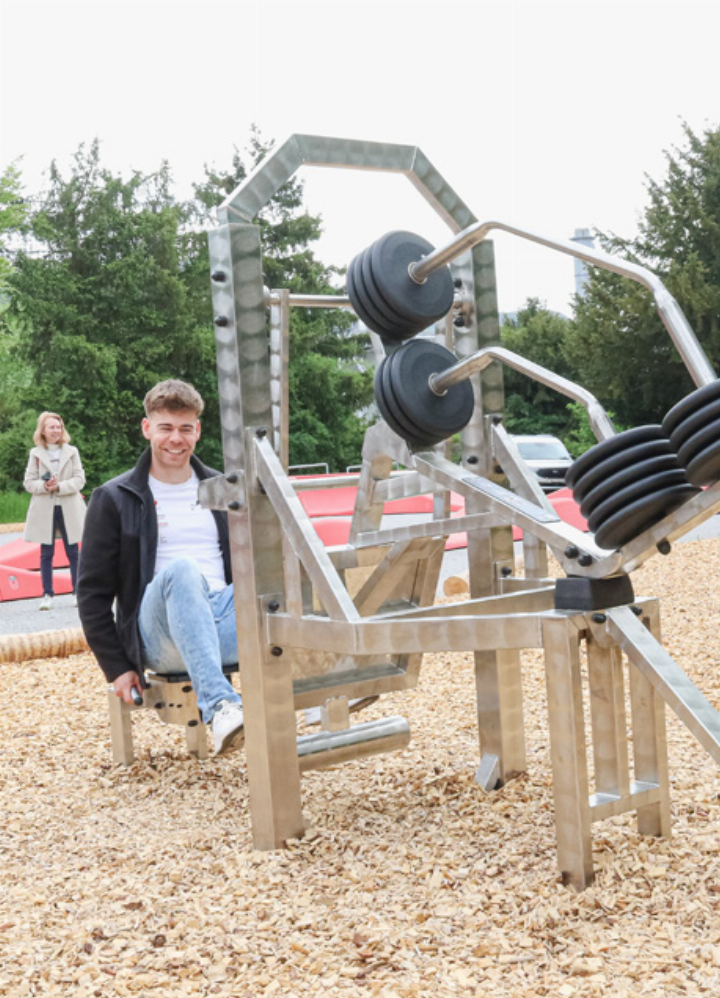 Mathieu Hersperger an der Beinpresse im Goldbrunnen-Areal. Bild Sebastian Wirz