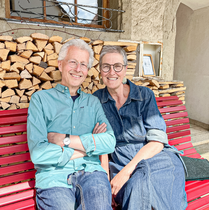Susanne und Beat Holm vor ihrem Haus an der Dorfstrasse 37 in Wenslingen.Bild Brigitte Keller