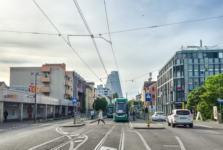 Die geplante Neugestaltung der Ortsdurchfahrt soll Velo-, ÖV- und Autoverkehr neu ordnen. Bild Tobias Gfeller