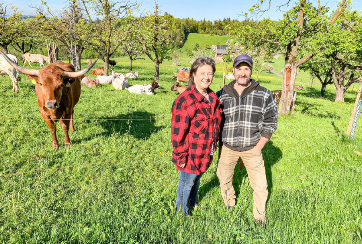 Daniela und Urs Weiss «verliebten» sich 1998 auf einer Reise nach Texas in die besondere Longhorn-Rinderrasse. Bild André Frauchiger
