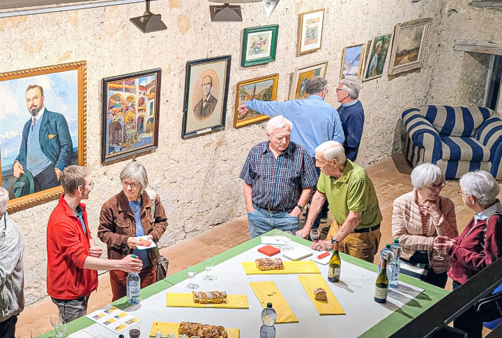 Reger Gedankenaustausch beim Apéro im Anschluss an die Generalversammlung der Ortssammlung. Im Hintergrund Bilder von Jacob Wagner, Albert Zehntner und Fritz Pümpin. Bild zvg