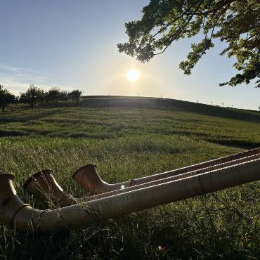 Das Alphorntrio «Mir wei luege» probt für die kommenden Anlässe, beobachtet von Roger Handschin aus Wittinsburg