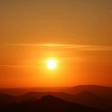 Ein Sonnenaufgang, gesehen von der Belchenfluh von Salomé Berni aus Wenslingen: «Welch schönes Gefühl es doch ist, das erste Licht des Tages als warme Sonnenstrahlen auf der Haut spüren zu können und die einen daran erinnern, dass es immer wieder einen Mo