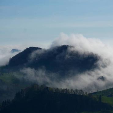 Satrugan Buser hat beobachtet, wie der Ifleter Berg und die Challflue vom Nebel «umarmt» werden.