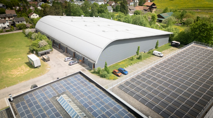 Da eine Photovoltaikanlage auf dem «Kunsti»-Dach nicht möglich ist, möchte sich die Gemeinde an Solaranlagen in der Nachbarschaft beteiligen.
Bild Peter Sennhauser