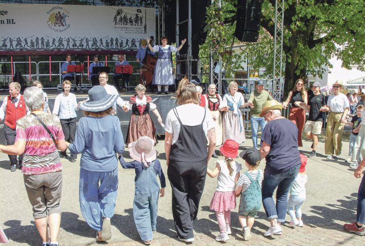 Volkstanz-Lektion für alle bei der IG Lebendige Traditionen BL. Bilder Aline Grieder