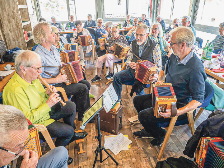 Im Restaurant gab die Reisegruppe der Schwyzerörgeli-Grossformation Tschoppehof eine gemütliche «Örgelirunde» zum Besten. Bild zvg