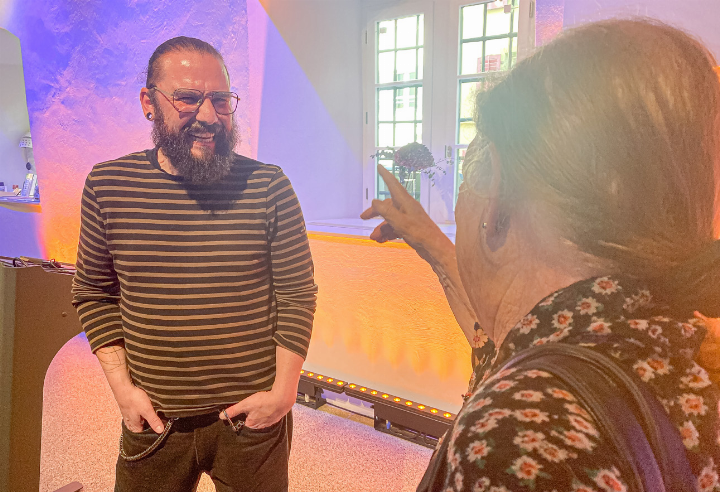 Der Biologe Holger Frick findet Spinnen die spannendsten Tiere überhaupt: Als «Haustiere» hält er sie aber nicht. Um sie genauer zu untersuchen, hat er sie «in Alkohol konserviert». Bild Daniel Aenishänslin