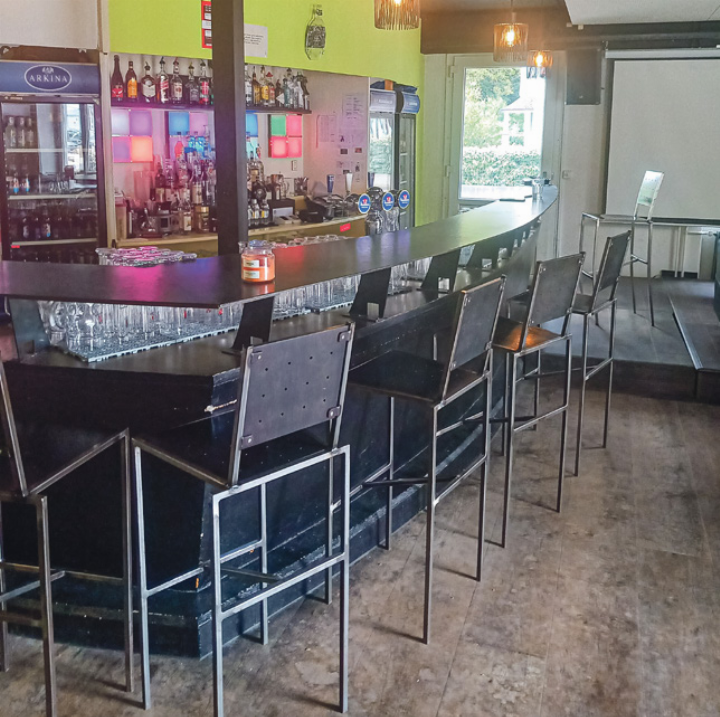 Am Samstag können sich Gäste gemütlich einen Drink an der Bar in der «Schickeria» gönnen und dazu Musik von «Deload» geniessen.
Bild zvg