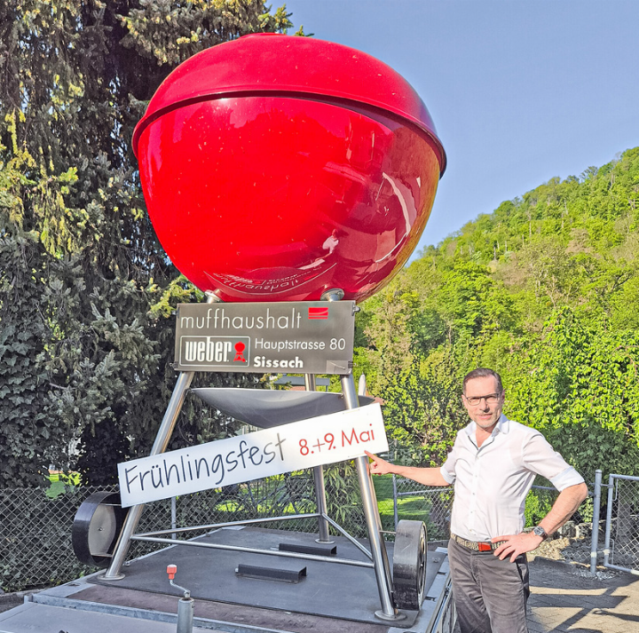 Ladenleiter Andreas Müller mit dem Riesengrill.
Bild zvg
