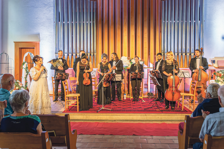 Anna Herbst (links mit Mikrofon) bei der Operettengala «Strauss Ball» im Juni 2025. Bild zvg