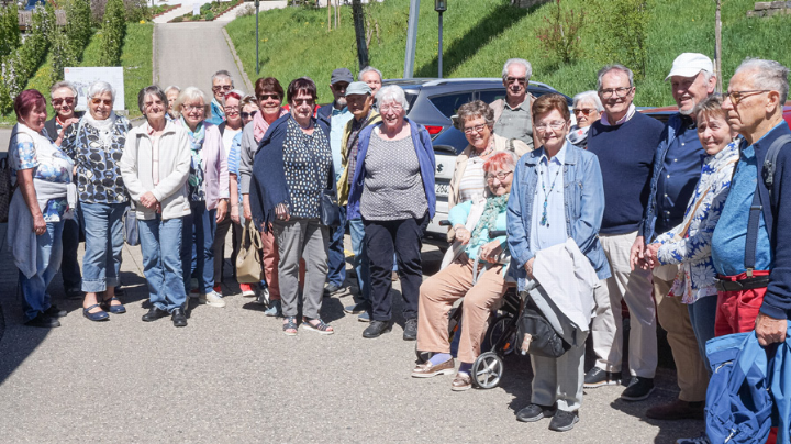 Die Seniorinnen und Senioren bekamen einen Einblick in das Leben auf dem Dietis berg. Bild zvg