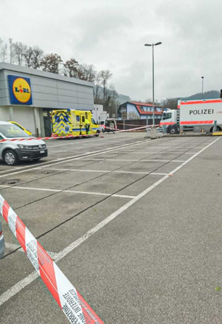 2022 erstach ein 17-Jähriger vor dem Lidl einen Kollegen. Bild Archiv vs