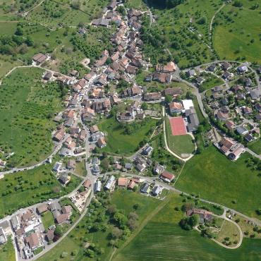 Dorffest Oltingen - es rollt und fliegt. Gleitschirmpilot Beat Gisin aus Thürnen hat es fotografiert.