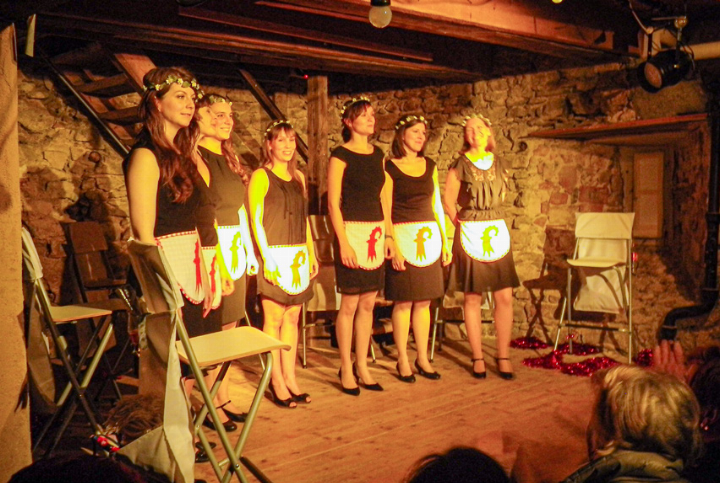 Bis der Theaterverein ein neues Zuhause gefunden hat, muss er für die Auftritte wie jener «Six Chicks» alternative Standorte suchen. Bild zvg