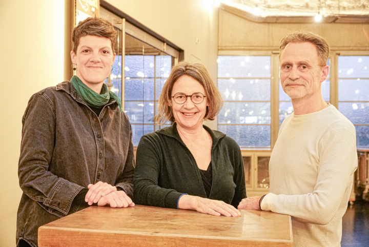 Die Kulturwissenschaftlerin Theres Inauen, die Kulturvermittlerin Katrin Rieder und der Buuser Gemeinderat Thomas Zumbrunn (von links) haben es sich zur Aufgabe gemacht, den ansässigen Vereinen zu helfen. Bild Carolina Mazacek