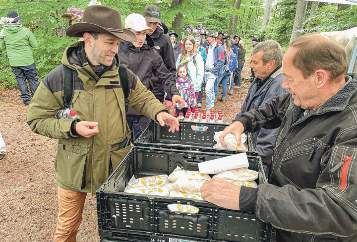 Die Wenslinger genossen ein feines «Znüni» von der Hofbäckerei. Bild kam.